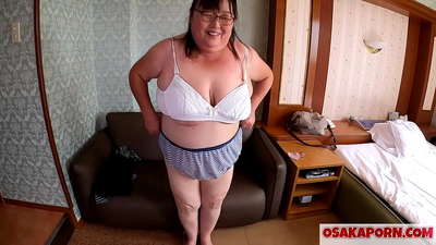 Feit japansk mor viser de store puppene sine og liker et sexleketøy. En 51 år gammel asiatisk mor forteller om sin seksuelle opplevelse. Yukiko 1 OSAKAPORN fet milf